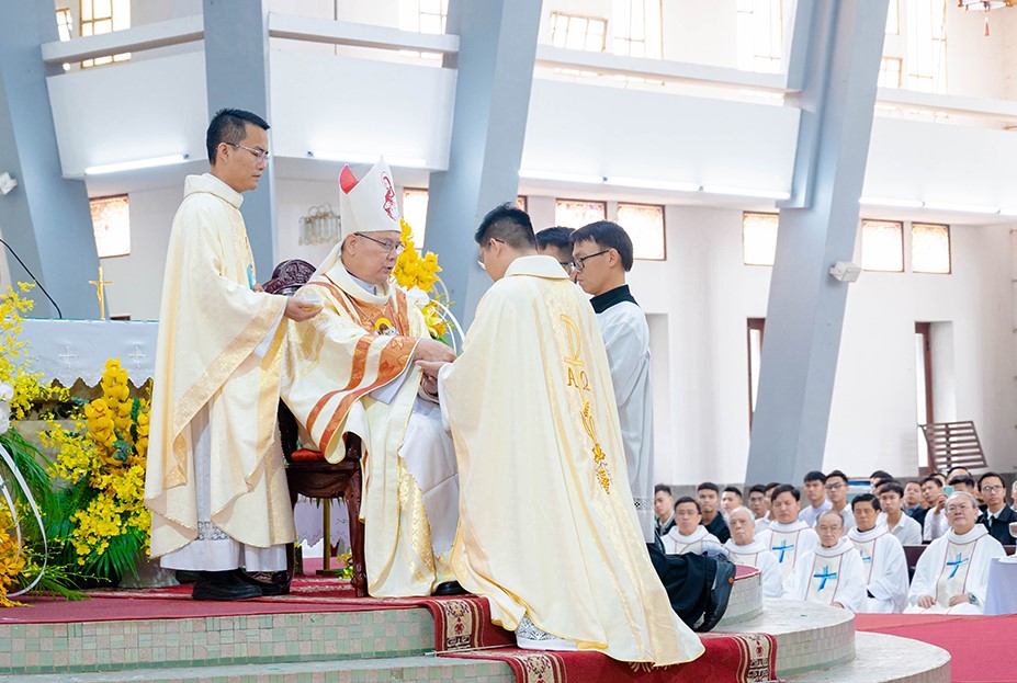 14 tân linh mục dòng Thánh Tâm Huế
